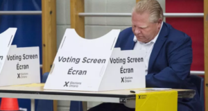 Elecciones en Ontario: algunos votantes informan problemas con máquinas de votación accesibles