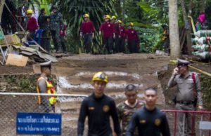 Buzos rescatan a 4 niños en una cueva en Tailandia, pero 8 permanecen atrapados Buzos rescatan a 4 de los niños atrapados en una cueva en Tailandia, 8 permanecen atrapados