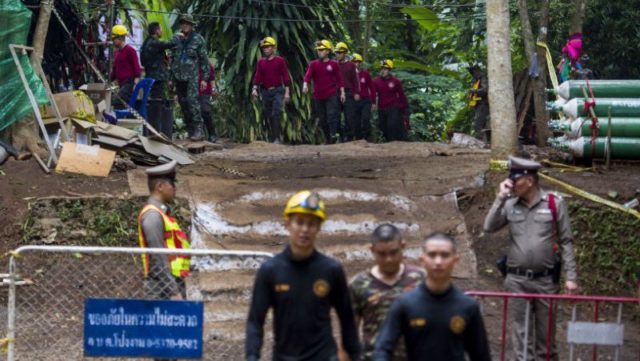 Buzos rescatan a 4 de los niños atrapados en una cueva en Tailandia, 8 permanecen atrapados