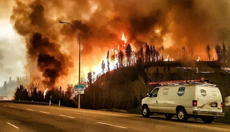 Amenaza de incendios forestales provoca evacuaciones en el noreste de Ontario