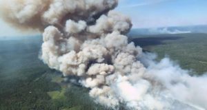 Incendio forestal al norte de Ontario está fuera de control y amenaza la carretera transcanadiense