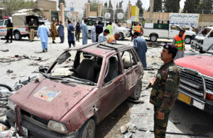 Atentado suicida con bomba deja a 31 personas muertas durante elecciones en Pakistán Atentado suicida con bomba deja a 31 personas muertas durante elecciones en Pakistán