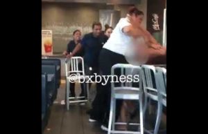 Por pedir bebidas gratis, empleada de McDonald’s le propina una golpiza