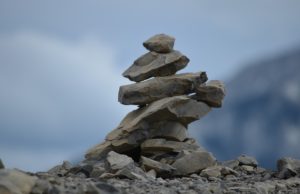 Funcionarios del parque Jasper piden al público no construir inukshuks en las montañas Funcionarios del parque Jasper piden al público no construir inukshuks en las montañas
