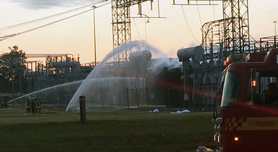 Incendio en estación hidroeléctrica provoca explosiones y deja a miles sin electricidad en Toronto