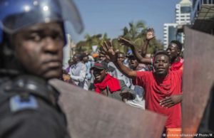 Violentos enfrentamientos en Zimbabwe por retrasos en los resultados de las elecciones