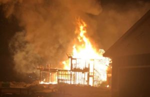 Bomberos de Edmonton empiezan la semana combatiendo dos incendios graves en la ciudad Bomberos de Edmonton empiezan la semana combatiendo dos incendios graves en la ciudad