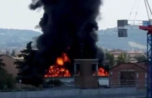 Una explosión que destruyó parte de una autopista en Italia deja dos muertos y 70 heridos Una explosión que destruyó parte de una autopista en Italia deja dos muertos y 70 heridos