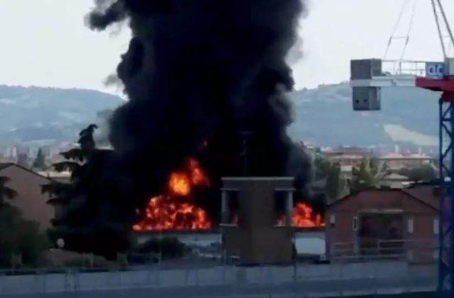 Una explosión que destruyó parte de una autopista en Italia deja dos muertos y 70 heridos