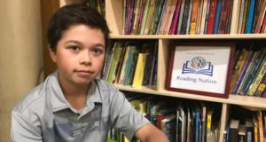 Adolescente de 13 años reunió 3,000 libros para donar al campamento de alfabetización indígena de verano