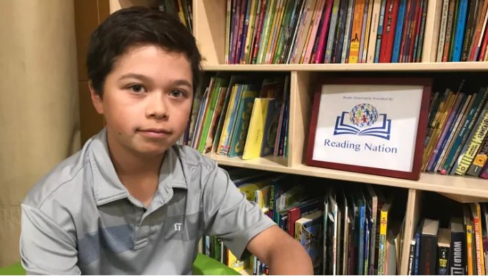 Adolescente de 13 años reunió 3,000 libros para donar al campamento de alfabetización indígena de verano