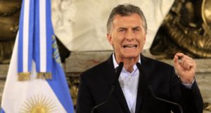 Argentina reducirá ministerios e introducirá nuevos impuestos a las exportaciones en medio de crisis económica