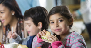 Alberta desarrolla el programa de nutrición escolar para alimentar a 33,000 niños en toda la provincia