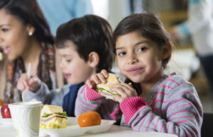 Alberta desarrolla el programa de nutrición escolar para alimentar a 33,000 niños en toda la provincia