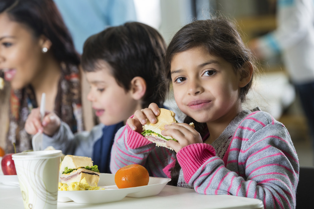 Alberta desarrolla el programa de nutrición escolar para alimentar a 33,000 niños en toda la provincia