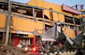 Tsunami golpea Indonesia luego de dos violentos terremotos que alcanzaron 7.5 grados