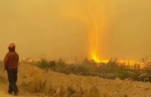 ¡Increíble! Tornado de fuego arrebata la manguera de un bombero en B.C. (Vídeo) ¡Increíble! Tornado de fuego arrebata la manguera de un bombero en B.C.