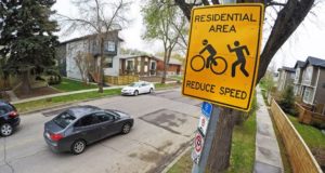 Calgary busca ajustar límite de velocidad a 30 km/h en calles residenciales