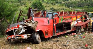 50 muertos en Kenia después de que un autobús rodara por una pendiente