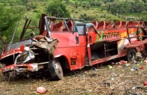 50 muertos en Kenia después de que un autobús rodara por una pendiente 50 muertos en Kenia después de que un autobús rodara por una pendiente