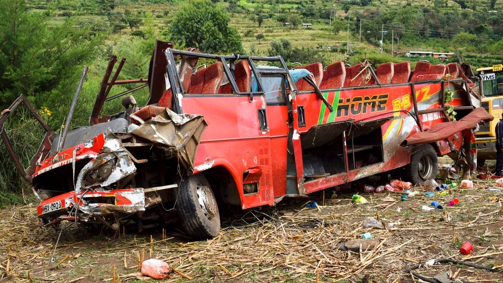50 muertos en Kenia después de que un autobús rodara por una pendiente