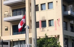 Embajada canadiense en Atenas atacada con martillos