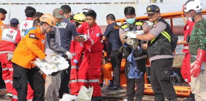 Avión desaparecido se estrelló en el mar de Indonesia con más de 180 pasajeros