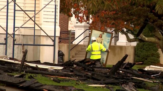 ¡Increíble! Pintura de Jesucristo sobrevive al incendio que destruyó una iglesia de 150 años