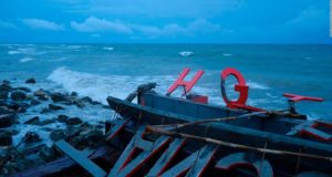 Elevan el nivel de alerta por el volcán causante del tsunami en Indonesia