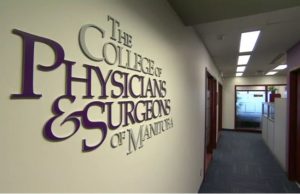 Médico es suspendido después de múltiples circuncisiones fallidas que enviaron a algunos pacientes a la sala de emergencias