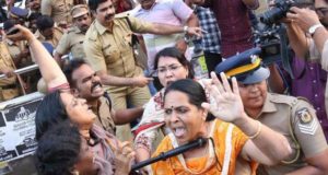 Una persona murió durante enfrentamientos en la India luego de que dos mujeres ingresaran a un templo prohibido