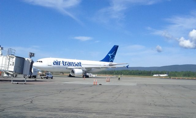Cancelan vuelo en Quebec luego de que al menos 10 pasajeros se intoxicaran antes del despegue