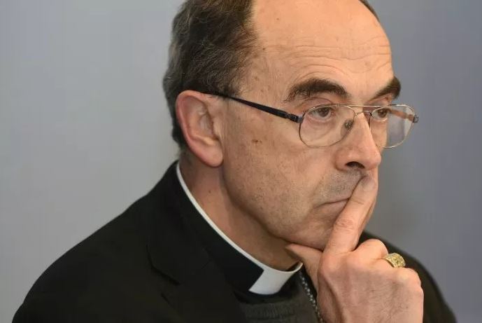 Cardenal francés en juicio por no denunciar agresiones sexuales contra menores