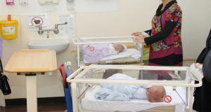 Una mujer dio a luz mientras estaba en estado vegetativo. Policía investiga posible abuso sexual