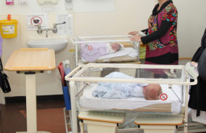 Una mujer dio a luz mientras estaba en estado vegetativo. Policía investiga posible abuso sexual