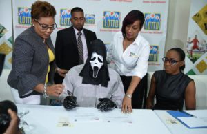 Gana $ 1.5 millones en la lotería y se disfraza para no ser identificado