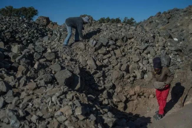Detienen operación de rescate para hallar las personas atrapadas en una mina de Sudáfrica