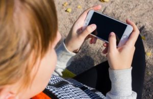 Ontario prohibirá los teléfonos celulares en las aulas el próximo año escolar