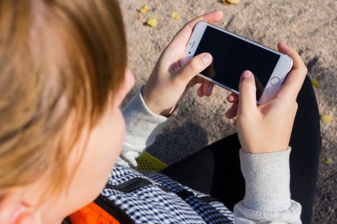 Ontario prohibirá los teléfonos celulares en las aulas el próximo año escolar