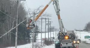 Más de 310,000 hogares sin electricidad en Quebec