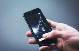 Conductor de Uber dejó a un cliente en el aeropuerto y luego regresó a robar su casa