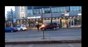 ¡Insólito! Un hombre fue arrestado por incendiar vehículos estacionados en Old Strathcona (Vídeo)