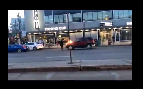 ¡Insólito! Un hombre fue arrestado por incendiar vehículos estacionados en Old Strathcona (Vídeo)