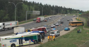 Autobús escolar choca contra un muro dejando a 11 estudiantes y al conductor heridos en Edmonton
