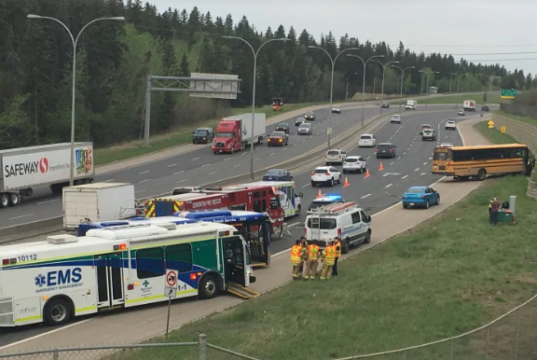 Autobús escolar choca contra un muro dejando a 11 estudiantes y al conductor heridos en Edmonton