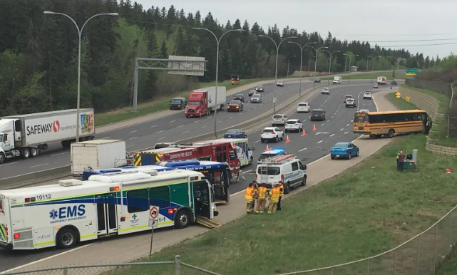 Autobús escolar choca contra un muro dejando a 11 estudiantes y al conductor heridos en Edmonton
