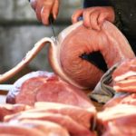 cocinero-cortando-carne-de-cerdo-cruda