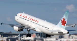 Una mujer fue encerrada en un avión de Air Canada tras quedarse dormida en el vuelo