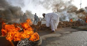 30 personas murieron luego de que fuerzas de seguridad irrumpieran en un campamento de protesta en Sudán