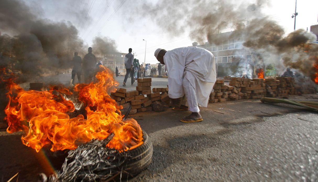 30 personas murieron luego de que fuerzas de seguridad irrumpieran en un campamento de protesta en Sudán